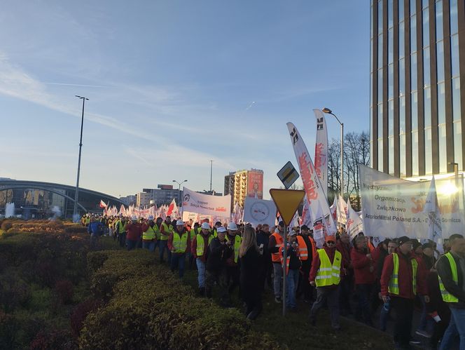 Protest w Katowicach. Tysiące związkowców na ulicach. Padły mocne słowa o „zbrodniczej ideologii”
