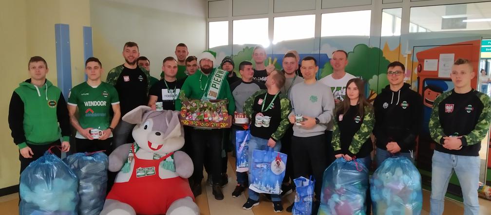 Radom: Zielony Mikołaj obdarował dzieci prezentami! 