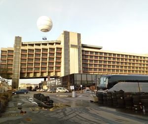 Krakowska ikona PRL-u dawniej była synonimem luksusu. Dziś służy za baner reklamowy