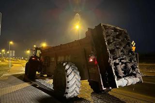 18-letni kierowca huknął w ciągnik z rozrzutnikiem! Ranny trafił do szpitala [ZDJĘCIA]