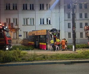Łódź. Tramwaj wykoleił się po zderzeniu z autem. Zatrzymał się kilkanaście centymetrów przed budynkiem