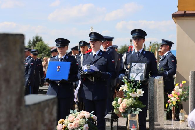 Pogrzeb policjanta, który zmarł po interwencji. Polska Policja pożegnała asp. sztab. Bogdana Orzeszka