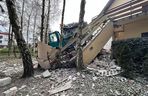Tragedia w Sochaczewie. Przewoził stal cieżarówką, wjechał w dom. Jedna osoba nie żyje