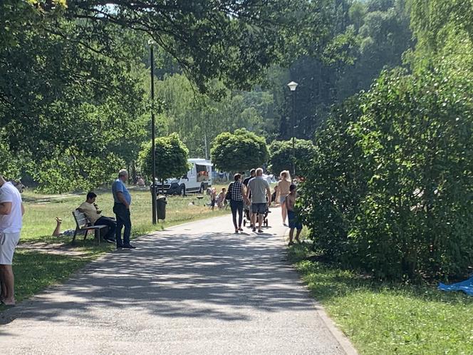 Piękna plaża w Katowicach i zakaz kąpieli w stawie