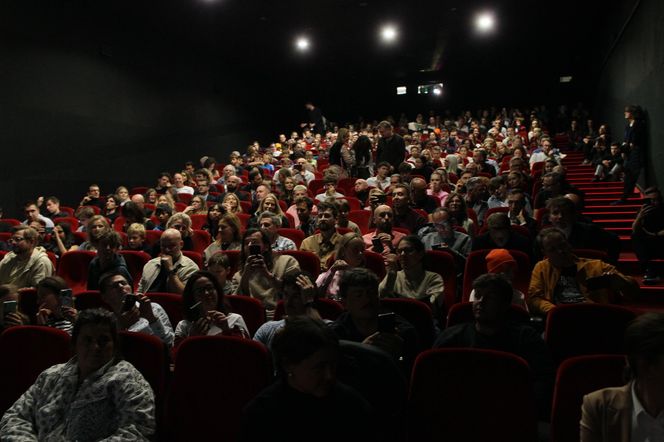 Wojciech Szczęsny z dziećmi na premierze filmu o sobie