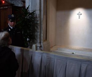 Wierni odwiedzają grób papieża Franciszka
