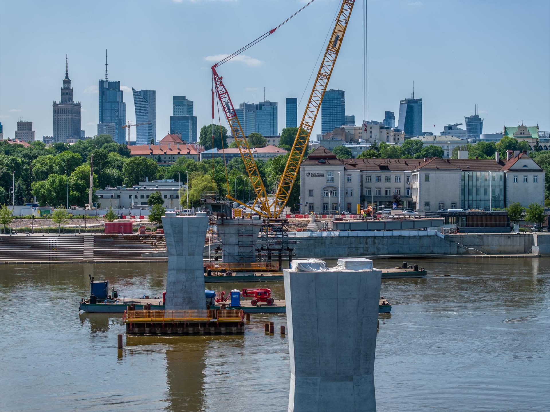 Kładka przez Wisłę w Warszawie: montaż ustroju nośnego
