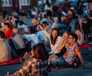 Tłumy ludzi i świetna atmosfera. Wystartowało plenerowe Kino Letnie w Centrum Historii Zajezdnia [GALERIA]