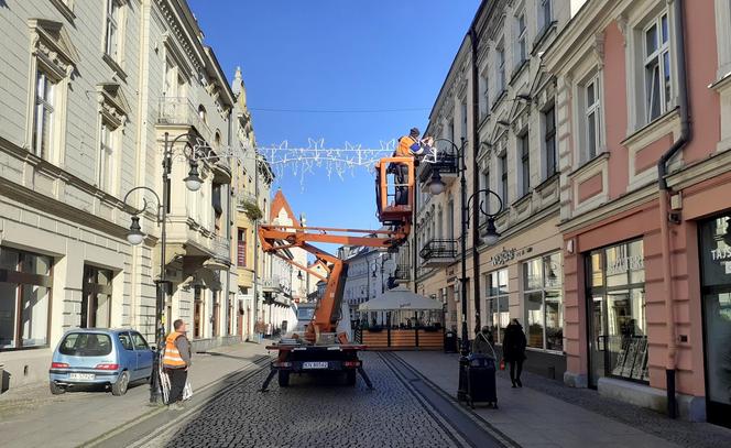 Nowy Sącz zmienia kolory. Na ulicach miasta robi się coraz bardziej świątecznie