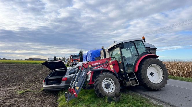 Drogowa demolka pod Rawiczem. Osobówka huknęła ciągnik, aż urwały się koła