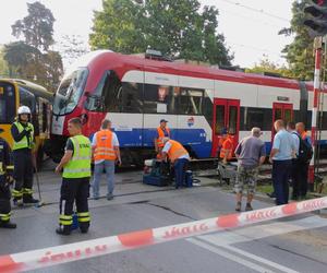 Autobus miejski zderzył się z pociągiem WKD. Ranni pasażerowie przewiezieni do szpitala