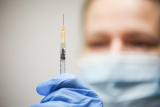 Coraz więcej przypadków COVID-19 w Polsce. Do kraju jedzie milion dawek darmowej szczepionki!