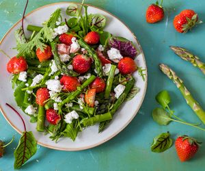 Sałatka ze szparagami i fetą - palce lizać!