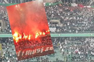 Kibice Legii podpalili flagi Jagiellonii Białystok w trakcie meczu. Zniszczone trybuny stadionu! [FOTO]