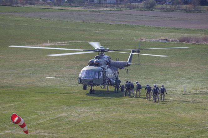 Wielka akcja w Rybniku! Wojskowe helikoptery, żołnierze na łodziach i spadochroniarze