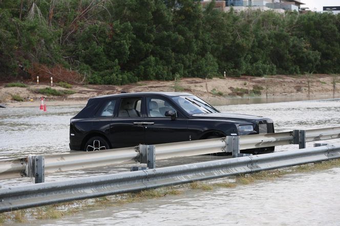 Rolls-Royce Cullinan pod wodą