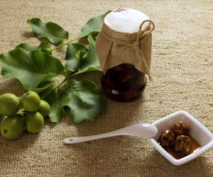 Jak zrobić konfiturę z zielonych orzechów? Przepis na pyszną orzechową konfiturę na zimę