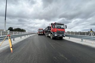 Kolumna wielkich tirów w Rembertowie. Tak testowali nowy wiadukt