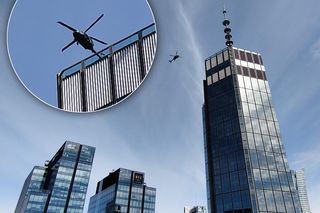 Black Hawk nad Warszawą. Zawisł nad najwyższym wieżowcem. Co się dzieje?