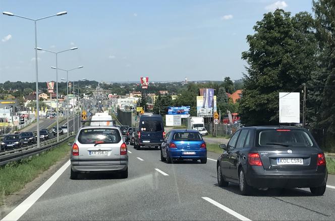 Zbliża się drogowy koszmar - przed kierowcami powroty z wakacji. Jak nie zwariować w korku?