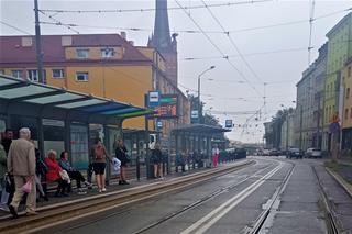 Niewidoczne tablice z przyjazdami tramwajów i autobusów