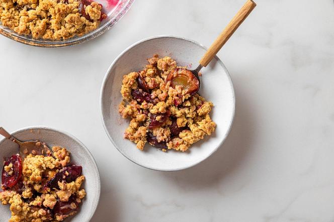 Śliwkowe crumble bezglutenowe: przepis na śliwki pod owsianą kruszonką