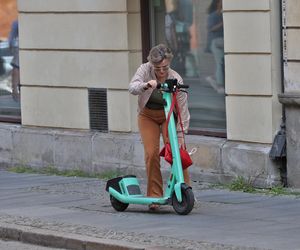 Monika Richardson pędzi na hulajnodze