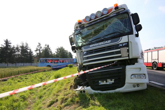 TIR staranował autobus