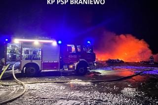 Nocny pożar w Pieniężnie. Spłonęło 8 wraków samochodowych!