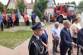 Dąbrówka Stany, gmina Skórzec: nowym wozem strażackim, po nowej drodze, do nowej szkoły
