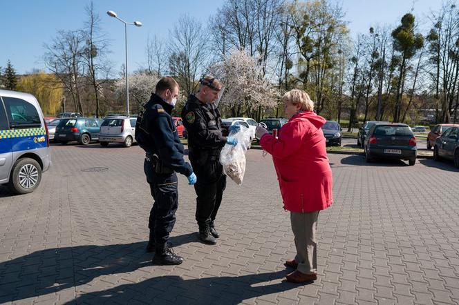 Zakrywanie twarzy OBOWIĄZKOWE! Na Śląsku strażnicy rozdają maski ZA DARMO