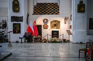 Grób Pawła Adamowicza i miejsce zamachu w szóstą rocznicę tragedii