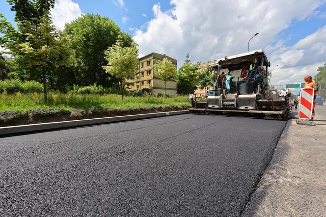 Trwa przemiana ul. Lutomierskiej. Drogowcy pracują przy nowej nawierzchni [ZDJĘCIA]