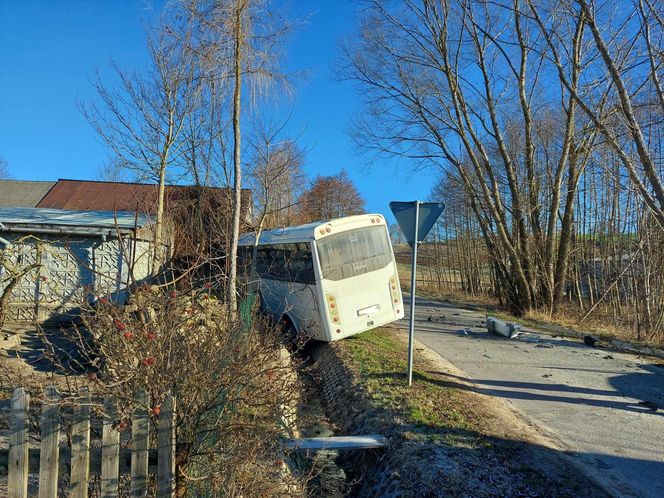 Zderzenie autobusu z autem osobowym w Rzepinku