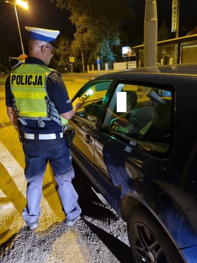 Nocna obława policji koło Torunia. Nielegalne wyścigi samochodowe w tle