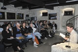 Maciej Rodak czyta swoją książkę 