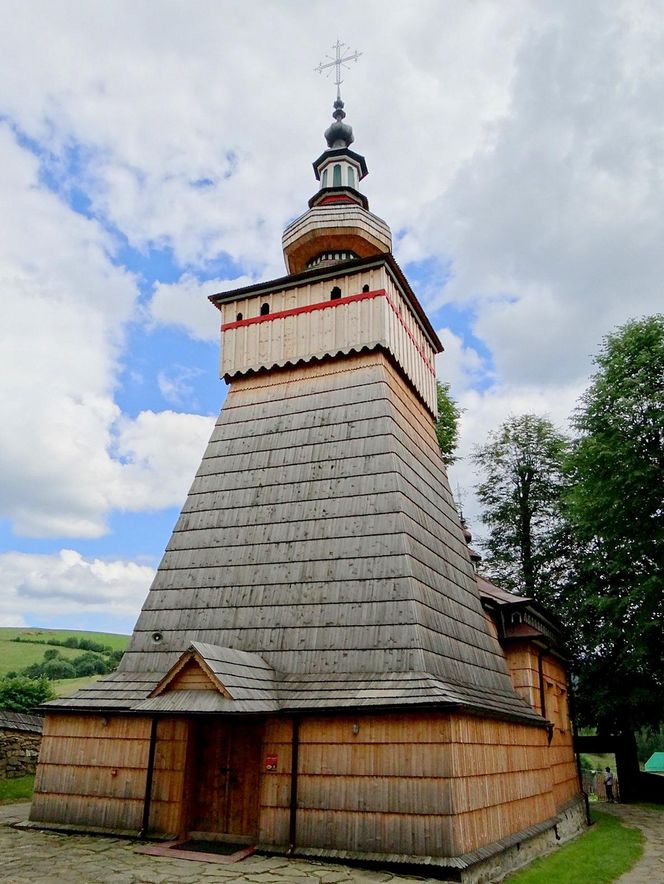 To jedna z najmniejszych małopolskich wsi. Kiedyś król Polski podarował ją biskupowi z Krakowa 