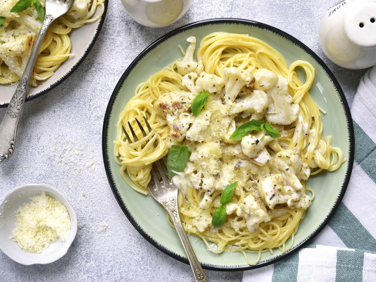 Spaghetti z kalafiorem i serem feta: tak pyszne, tak kremowe!