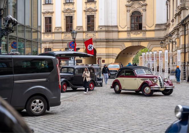 Wrocław zamienia się z powrotem w Breslau? Na ulicach miasta powstaje nowy serial. Zobacz, jak wygląda plan zdjęciowy [ZDJĘCIA]