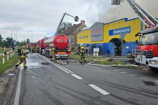 Pożar sklepu z materiałami budowlanymi w Żaganiu. Kilkanaście zastępów walczy z ogniem!	