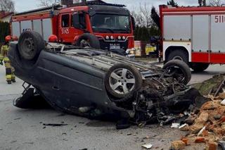 Radomsko. Kapliczka kompletnie zniszczona. Szokujący wypadek. Policja poszukuje mężczyzny z renaulta [ZDJĘCIA]