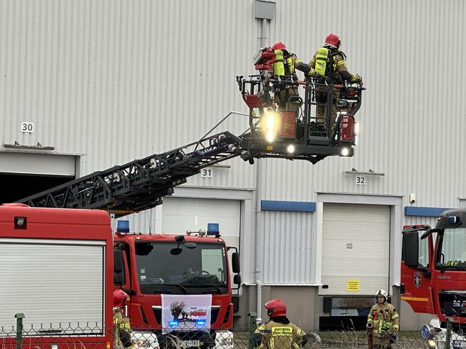 Pożar hali w Jankach! Wielka ewakuacja 300 osób, w akcji liczne zastępy straży