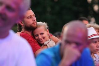 Marysia  Sadowska ćwiczy na plaży