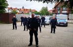 Policjanci z Czerska robią pompki do chorego chłopca