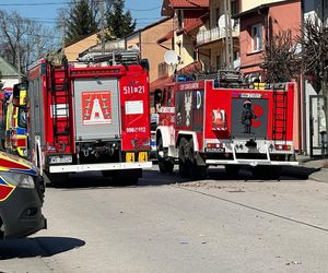 Emeryt wjechał w kobietę, która wsadzała dzieci do samochodu. Koszmarny wypadek pod Warszawą 