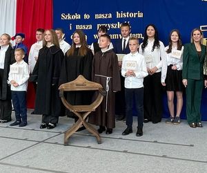 Pierwsza Dama uczciła z uczniami 100 lat od nadania imienia Stefana Batorego Szkole Podstawowej w Liwie