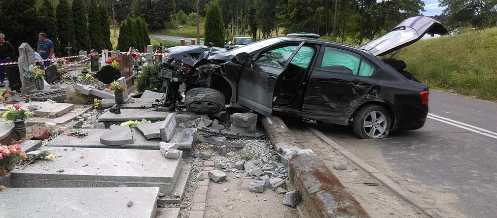 Wypadek w Niewieścinie. Rozpędzona kobieta zakończyła swój rajd na... cmentarzu [ZDJĘCIA]