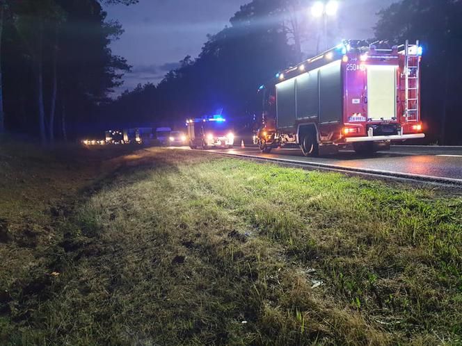 Dachowanie samochodu na DK 10! Dwie osoby trafiły do szpitala! [ZDJĘCIA]