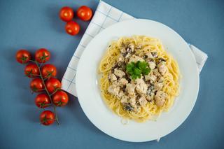 Aksamitne spaghetti z sosem z pieczonego kurczaka - oszczędne i pyszne danie dla rodziny
