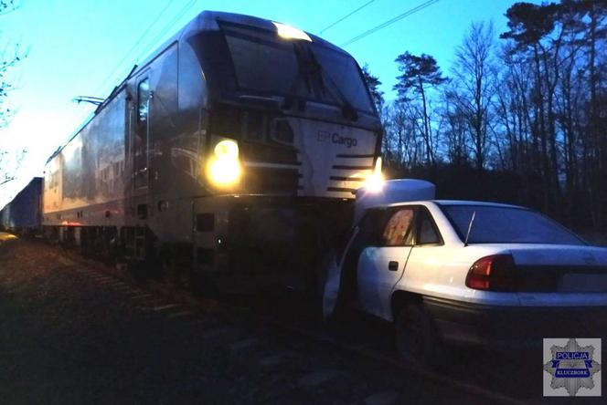 Kierowca Opla próbował zawrócić na torach